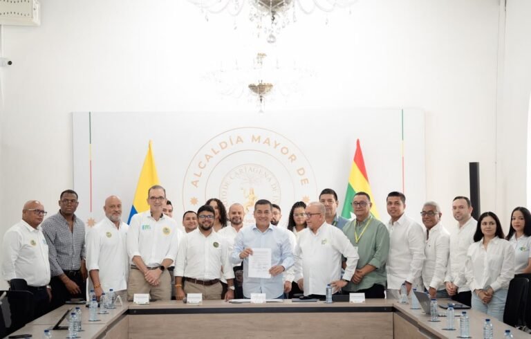 El alcalde Dumek Turbay y funcionarios de Planeación, Cardique y EPA Cartagena tras la firma del acta de concertación ambiental del POT