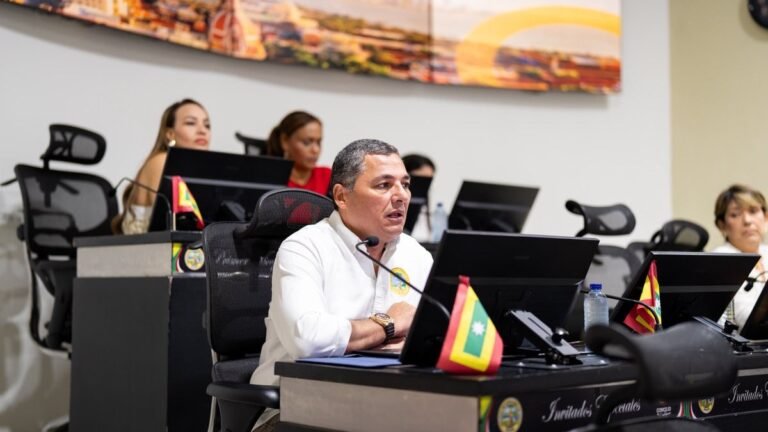 Un funcionario habla ante un micrófono en el recinto del Concejo de Cartagena