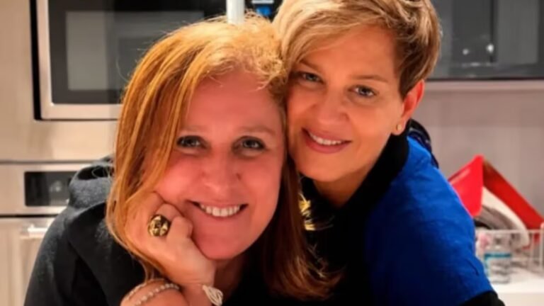 Eva Ferrer y Verónica Alcocer, sonrientes, posan juntas en una cocina