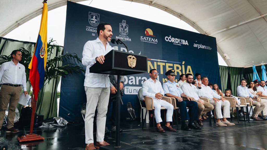 El presidente Abelardo De La Espriella habla desde un atril en el acto de lanzamiento de la ruta Montería-Panamá, con autoridades de Córdoba sentadas en la tarima