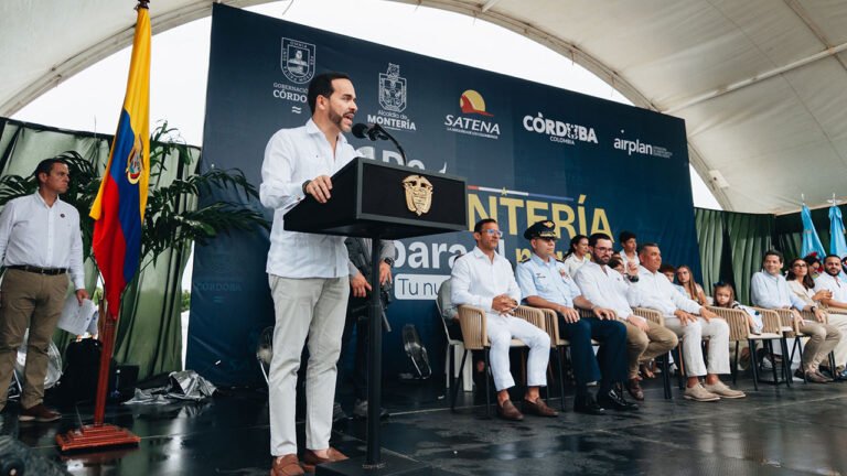 El presidente Abelardo De La Espriella habla desde un atril en el acto de lanzamiento de la ruta Montería-Panamá, con autoridades de Córdoba sentadas en la tarima