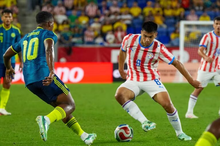 Jhon Arias, de Colombia, disputa el balón con Diego Gómez, de Paraguay, en el amistoso en Harrison, Nueva Jersey