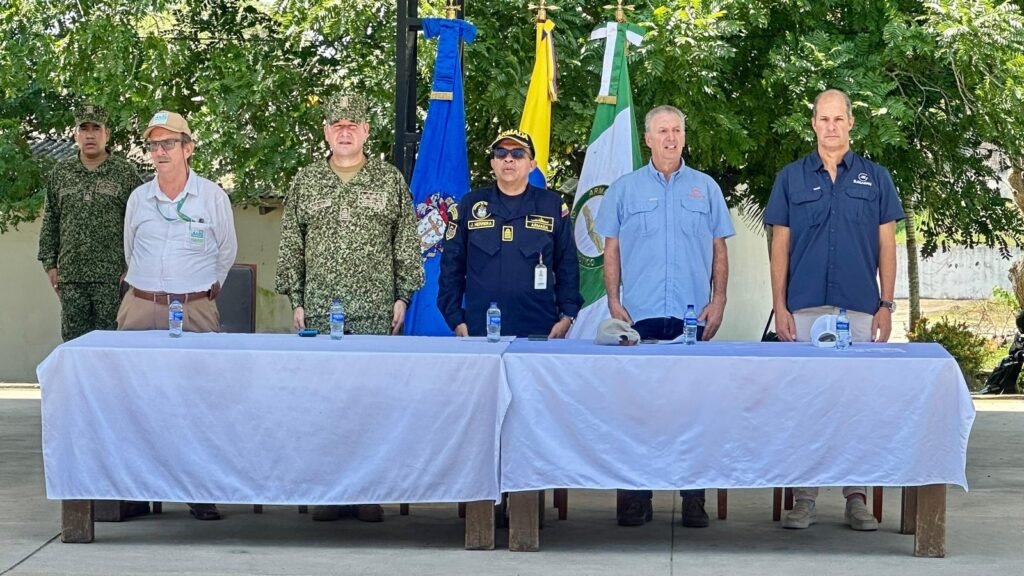 Oficiales de la Infantería de Marina y directivos de Fundagán en la mesa principal del acto de entrega en Corozal, Sucre