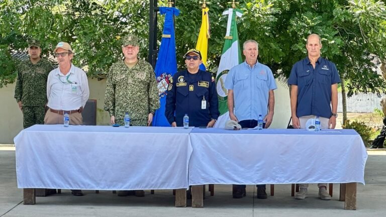 Oficiales de la Infantería de Marina y directivos de Fundagán en la mesa principal del acto de entrega en Corozal, Sucre